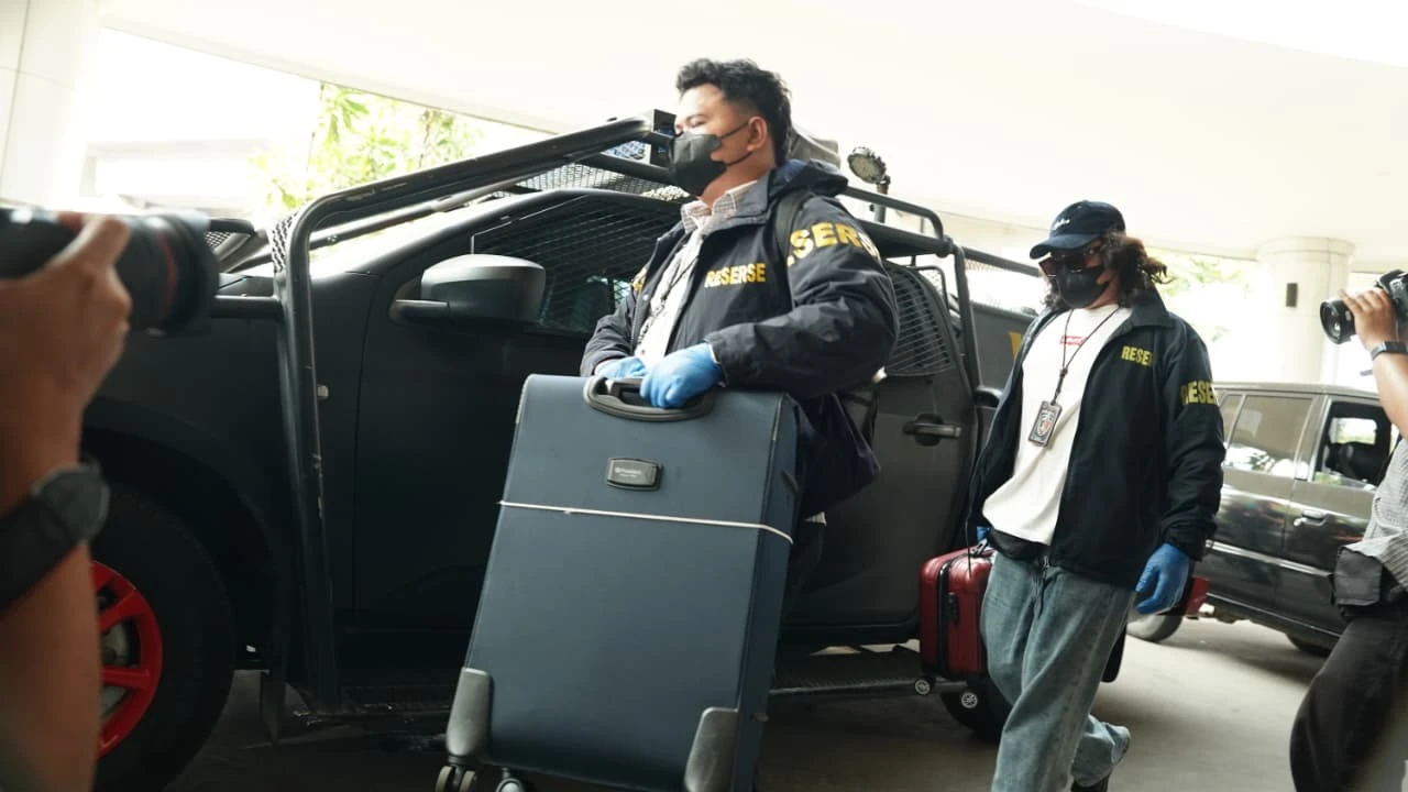 Dikawal Brimob Bersenjata, Barang Bukti Kasus Eks Jampidsus Febrie Adriansyah Tiba di Kejagung