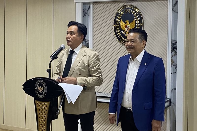 Menteri Koordinator Bidang Hukum, HAM, Imigrasi, dan Pemasyarakatan Yusril Ihza Mahendra (kiri) menyampaikan keterangan dalam jumpa pers di Kantor Kemenko Kumham Imipas, Jakarta, Jumat (26/9/2025).