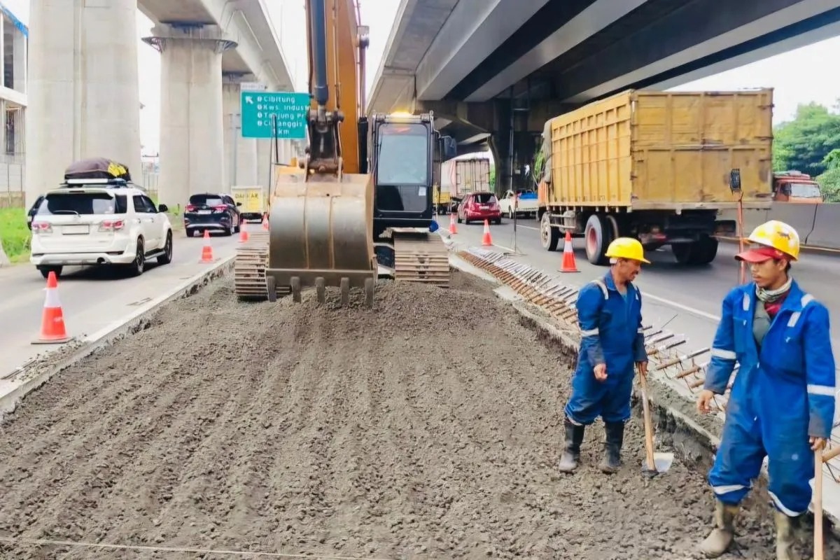 Pekerjaan perbaikan jalan di Ruas Tol Jakarta-Cikampek oleh PT Jasamarga Transjawa Tol