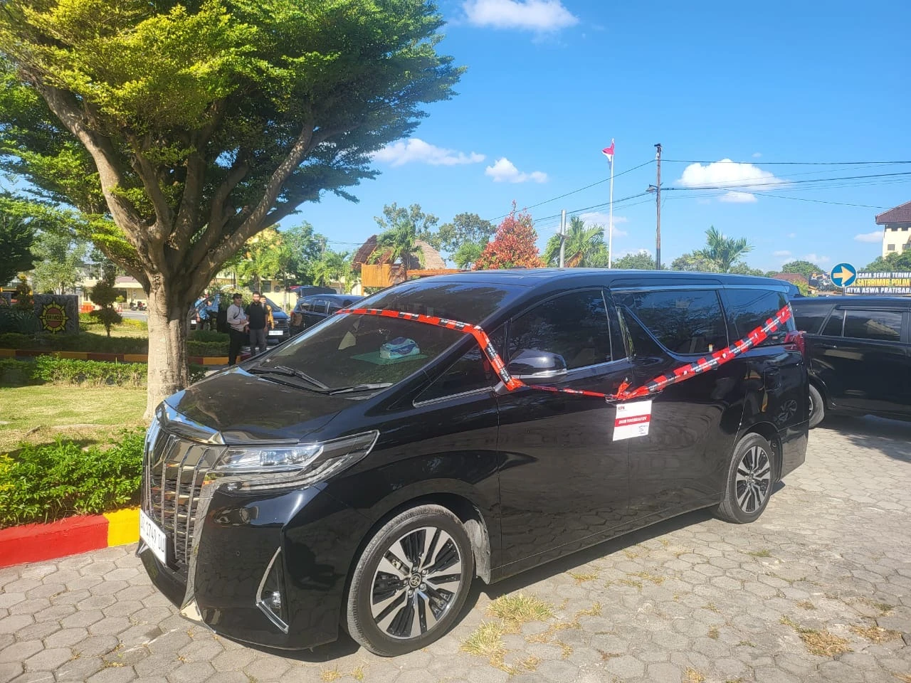 KPK Sita Toyota Alphard di Kasus Suap Proyek PT AMGM Bupati Lombok Barat