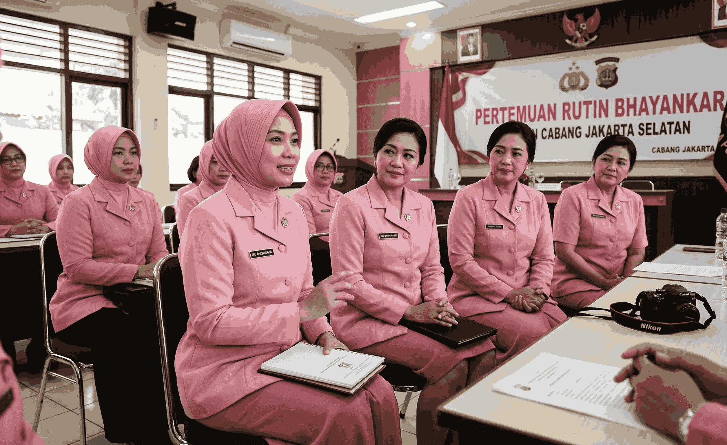 Ibuisme Negara: Mengapa Perempuan di Birokrasi Kerap Diposisikan sebagai Pendamping Suami?