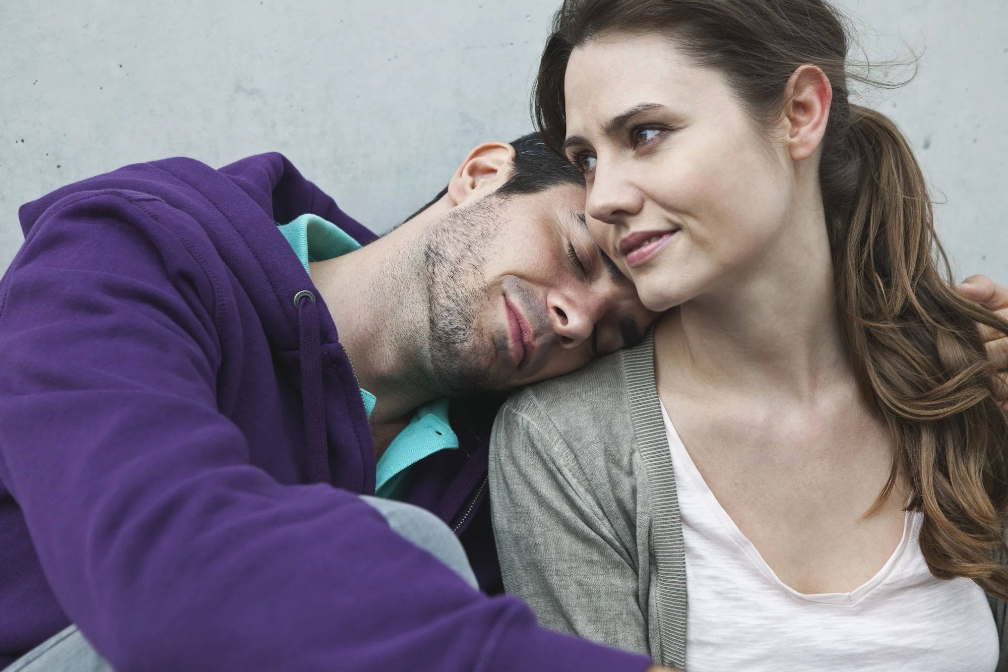 Fenomena Mankeeping: Mengapa Mencintai Laki-laki Terasa Seperti Pengasuh dan Guru?