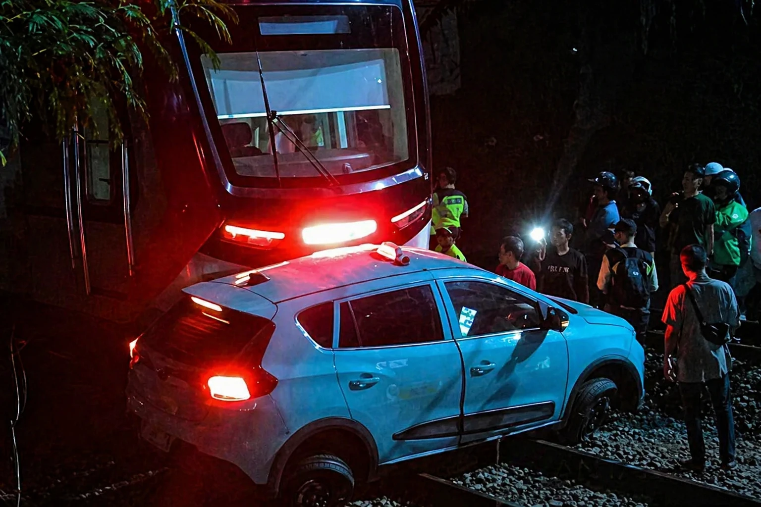 Puslabfor Selidiki Pengaruh Medan Magnet Rel Terhadap Mati Mesin Taksi Green SM