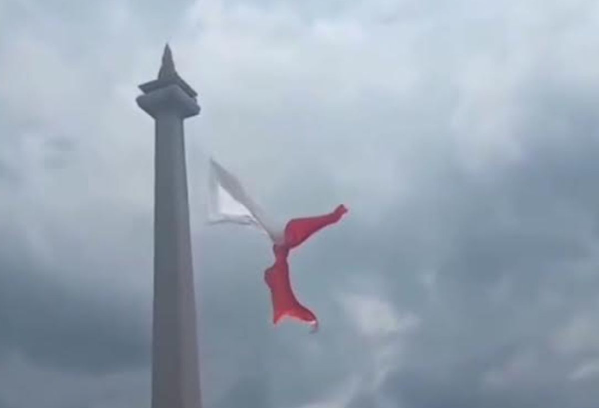 TNI: Angin Kencang dan Kualitas Kain Jadi Penyebab Bendera Robek di Monas