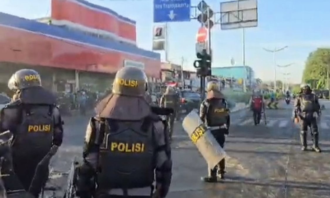 bentrokan warga dengan aparat