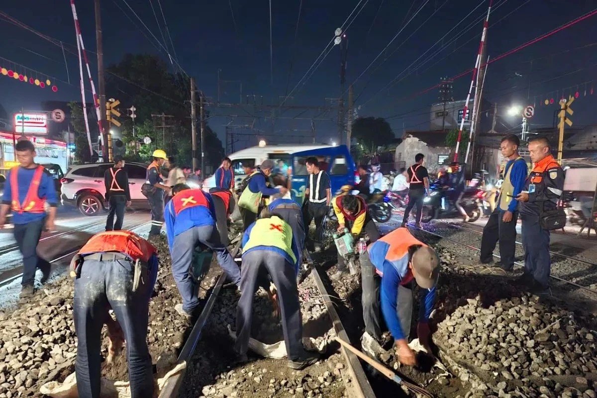 KAI Perbaiki Rel Perlintasan Bukit Duri, Pengendara Diminta Hindari Lokasi Proyek