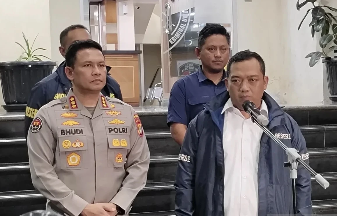 Direktur Reserse Kriminal Umum Polda Metro Jaya, Kombes Pol Iman Imanuddin (kanan)