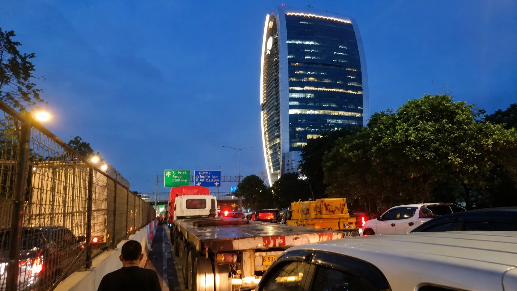 Tanjung Priok Lumpuh Total, Kemacetan Parah Mengular hingga Tol Ancol dan Cawang