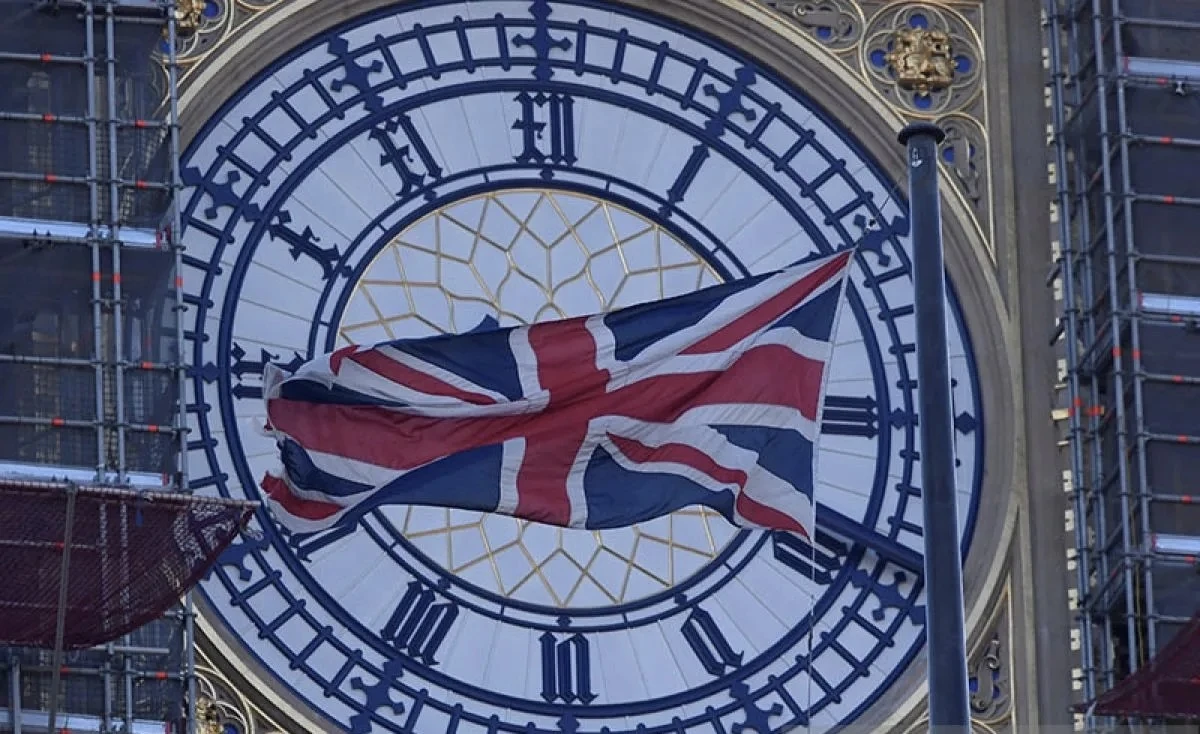 Bendera Inggris berlatar belakang Menara jam Big Ben,