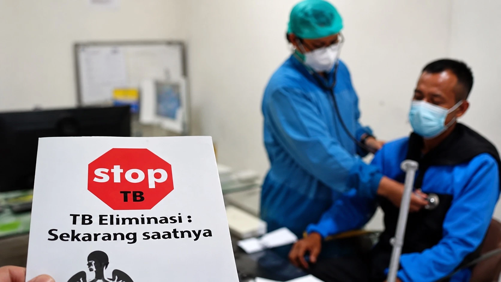 Dokter memeriksa penderita penyakit tuberkulosis
