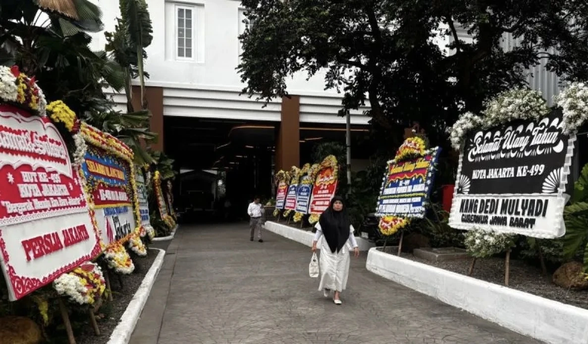 Deretan karangan bunga di Balai Kota DKI Jakarta dalam rangka Hari Ulang Tahun (HUT) ke-499 DKI Jakarta
