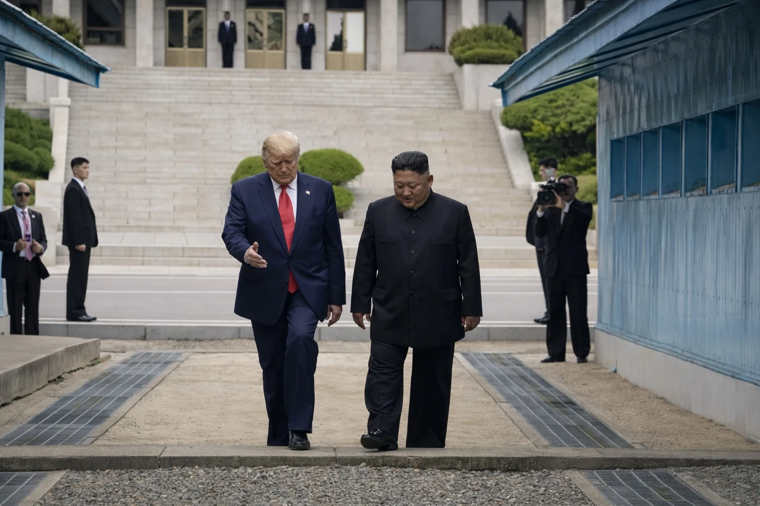 Presiden Amerika Serikat Donald Trump bertemu dengan pemimpin Korea Utara Kim Jong Un