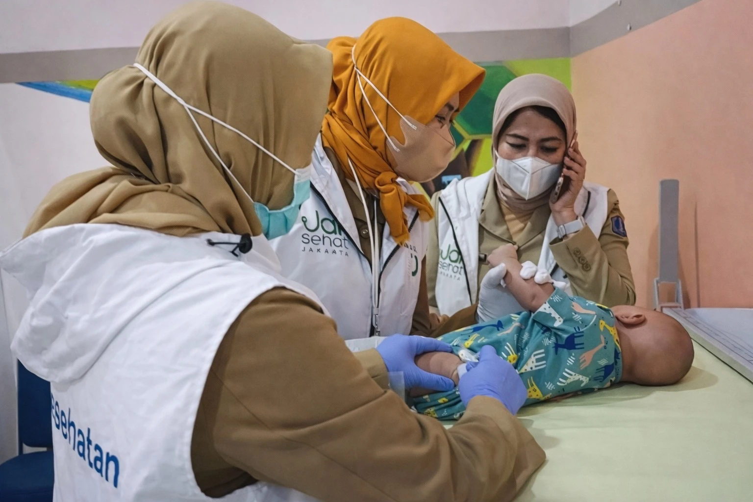 tenaga kesehatan (nakes)