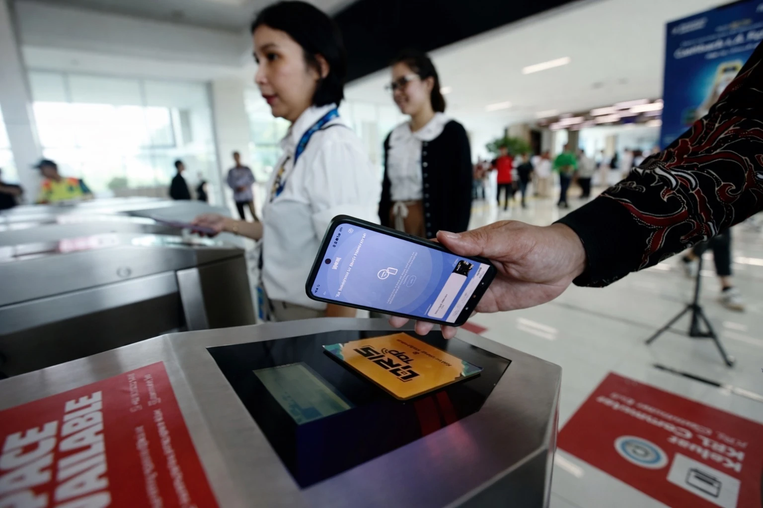 Ilustrasi penggunaan QRIS Tap In-Tap Out d