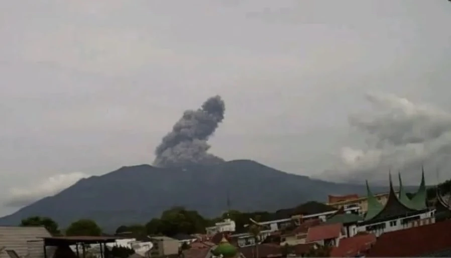 Gunung Marapi di Kabupaten Agam, Sumatera Barat