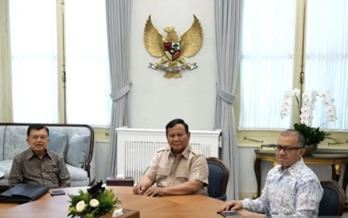 Presiden Prabowo Subianto (tengah) menerima Wakil Presiden ke-10 dan ke-12 RI Jusuf Kalla