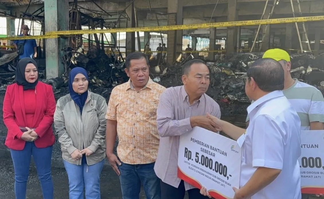 DKI Kucurkan Bantuan Buat 121 Pedagang Korban Kebakaran Pasar Induk Kramat Jati