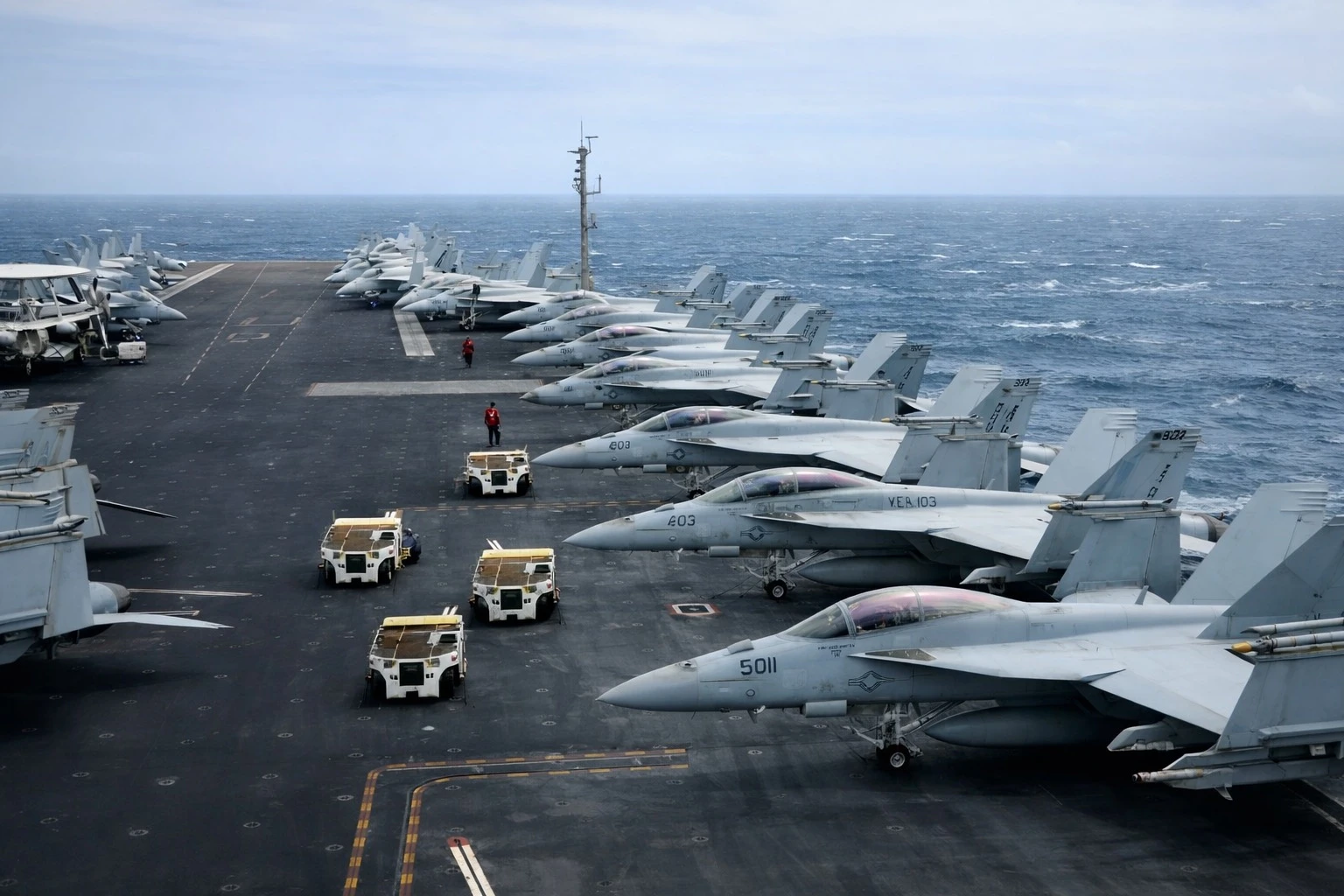 Jet-jet tempur F/A-18F disiagakan di atas kapal induk milik Amerika Serikat, USS Abraham Lincoln