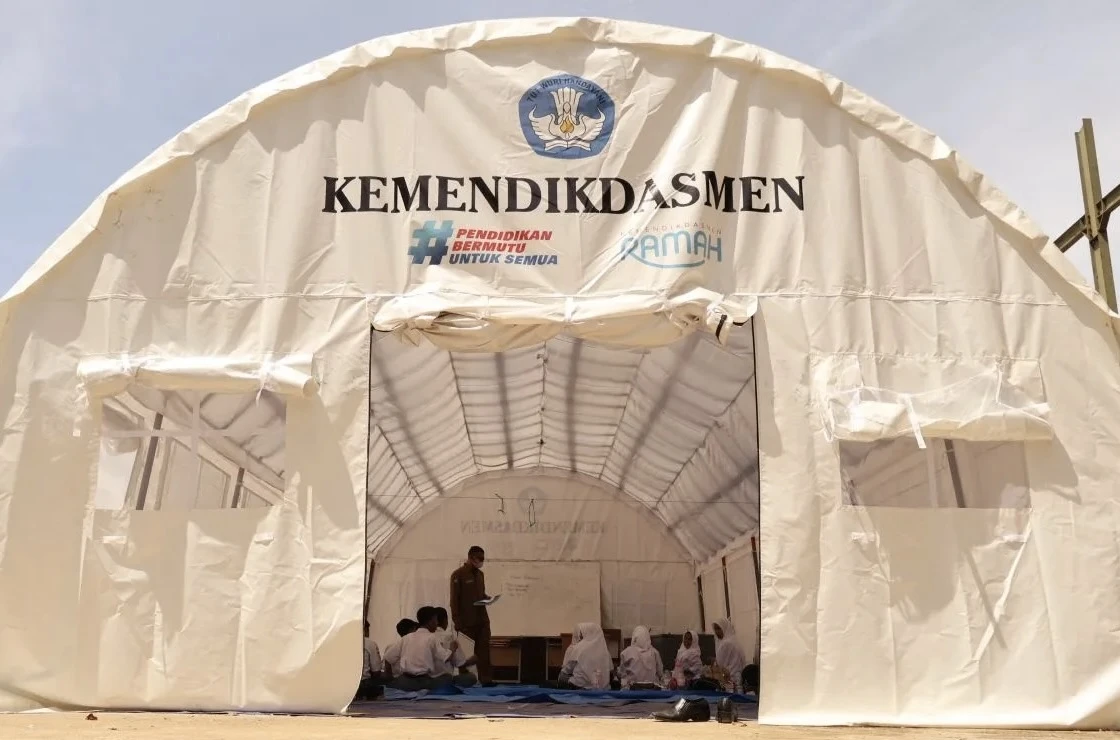 sekolah darurat di tenda