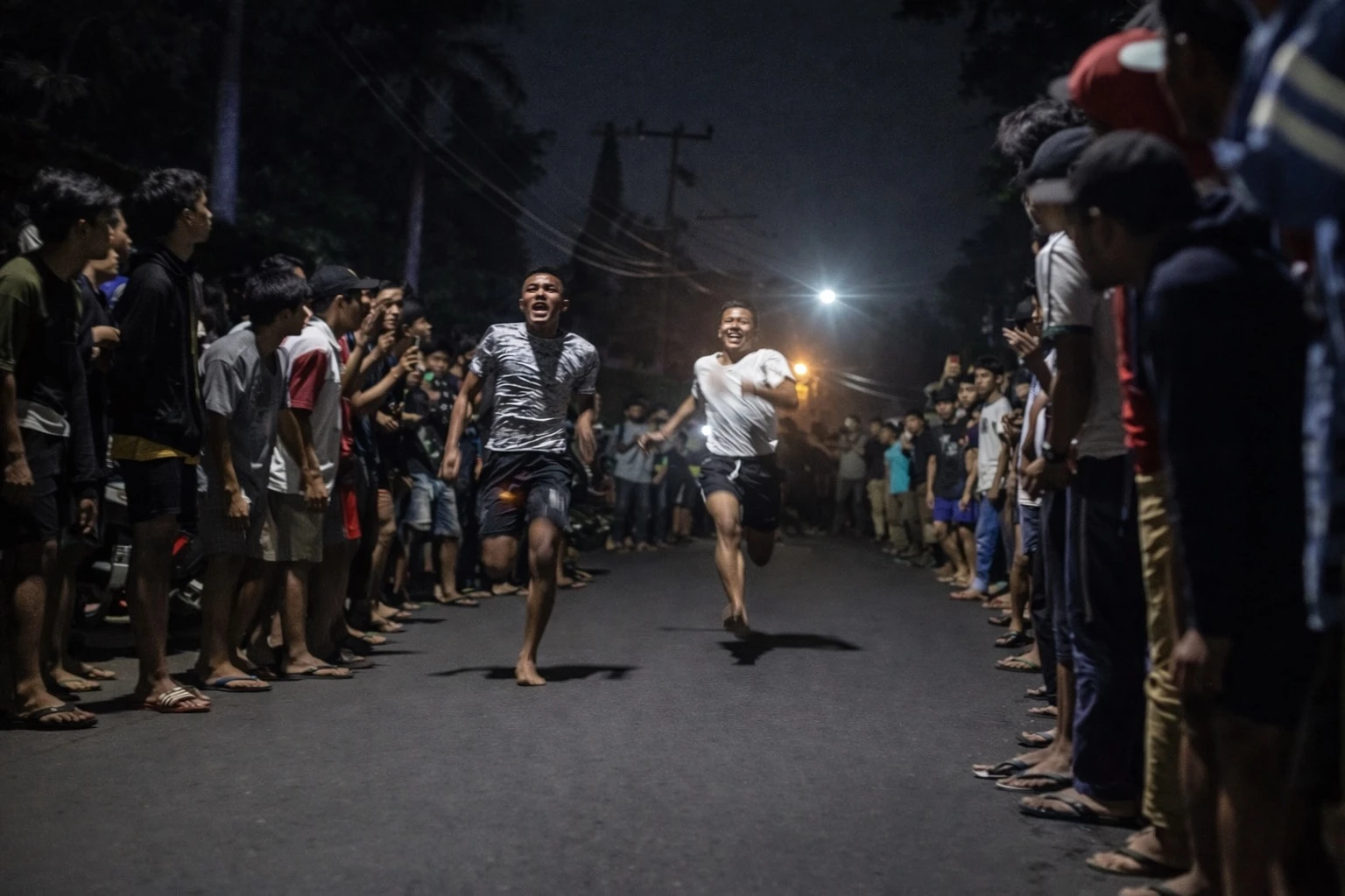 adu lari 100 meter anak muda