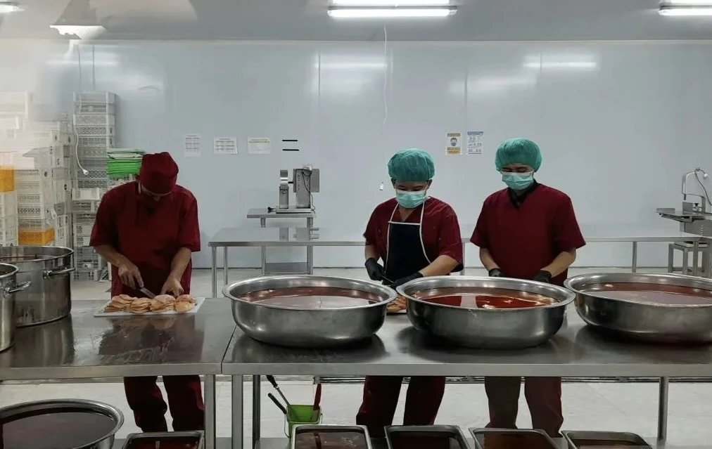 Para petugas SPPG Cipanas Sindangjaya 5, Cianjur, Jawa Barat, mengolah menu ayam menjadi makanan siap masak atau ready to cook