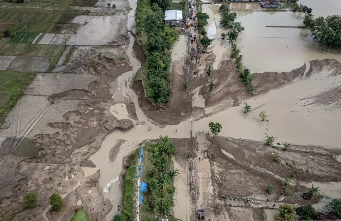 tanggul sungai jebol