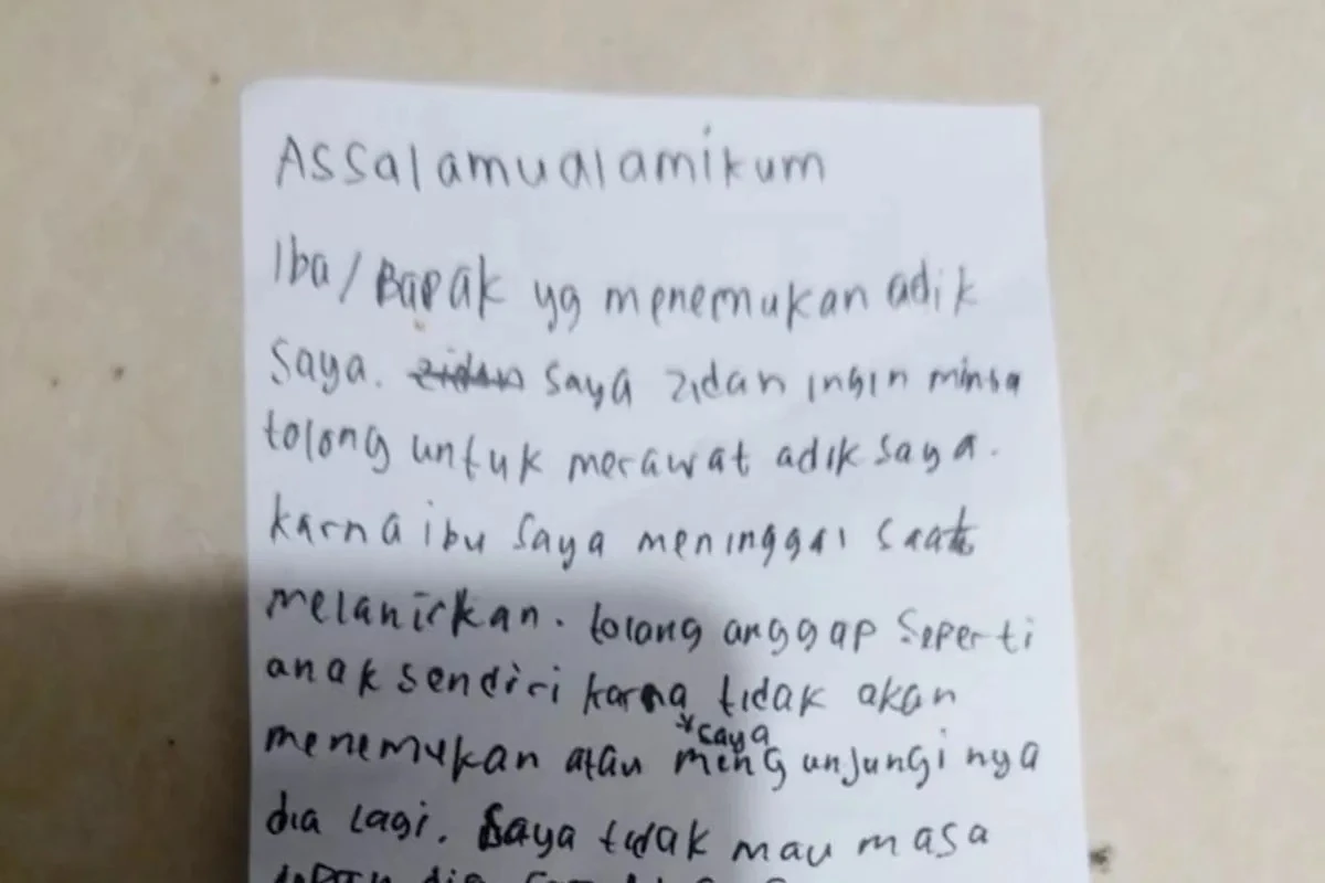 Surat dengan tulisan tangan seorang bernama Zidan (12) yang meninggalkan adik bayinya