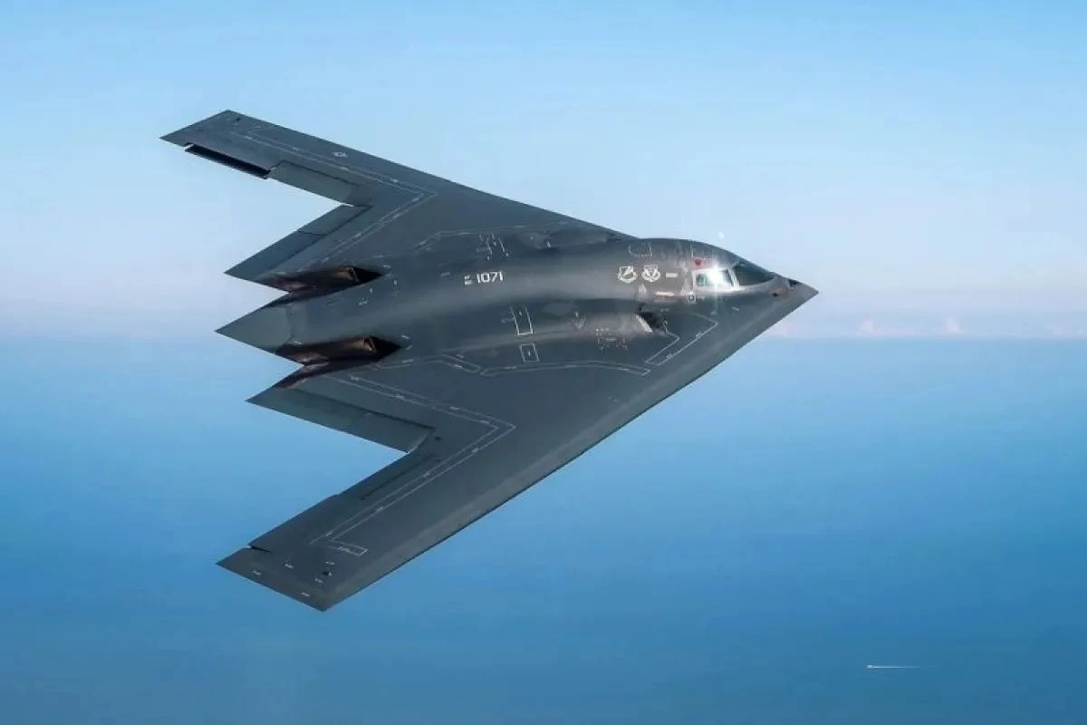 Pesawat pengebom siluman (stealth bomber) B-2 Spirit.
