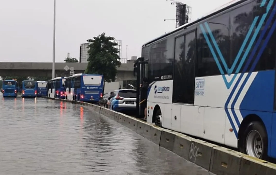 Belasan Rute TransJakarta Terimbas Banjir Jakarta