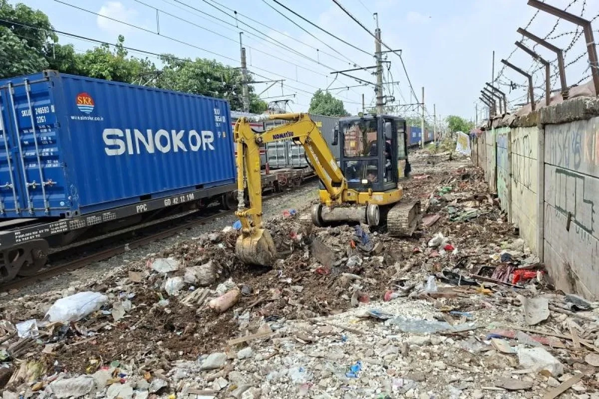 KAI Bongkar 95 Lapak dan Bangunan Liar di Jalur Pasar Senen-Pasar Gaplok