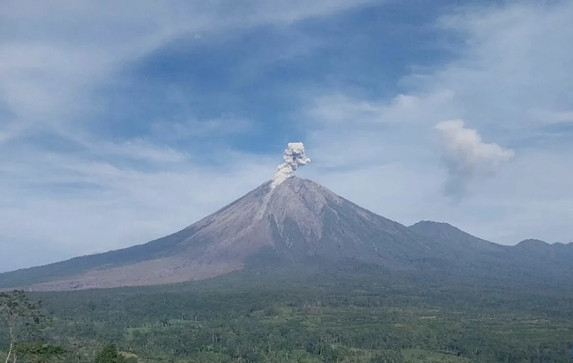 Enam Kali Erupsi Rabu (7/1) Pagi, Tinggi Letusan Gunung Semeru Capai 900 Meter