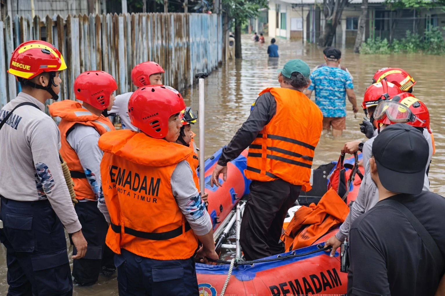 Evakuasi sejumlah warga lanjut usia (lansia) dan bayi karena terjebak banjir di RW 04, Kelurahan Cipinang Melayu, Kecamatan Makasar, Jakarta Timur
