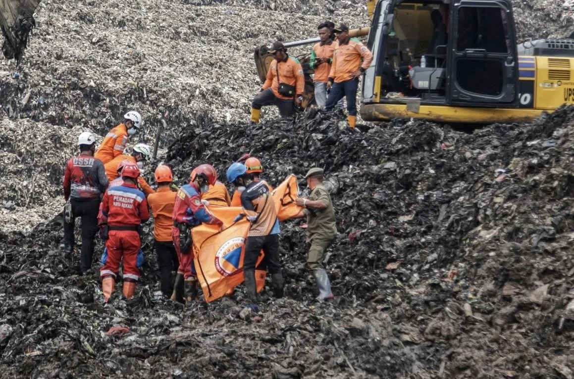 Tim SAR Temukan Lagi Jasad Korban Longsor TPST Bantargebang, Total 5 Orang Tewas