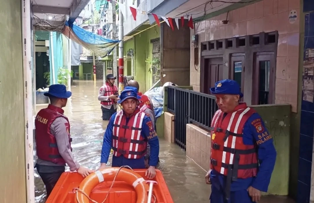 Banjir merendam permukiman warga di Kebon Pala, Kampung Melayu, Jakarta Timur
