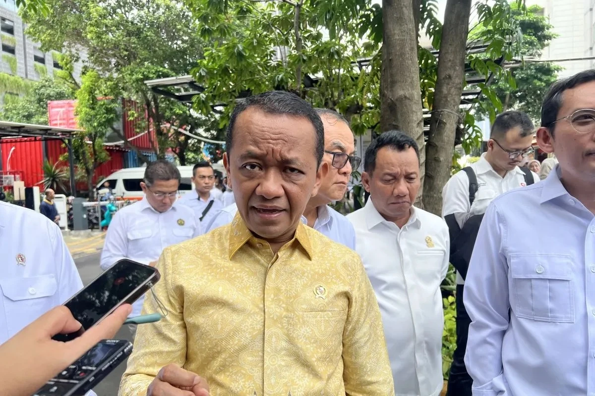 Bahlil Janjikan Insentif Konversi Motor Bensin Jadi Listrik