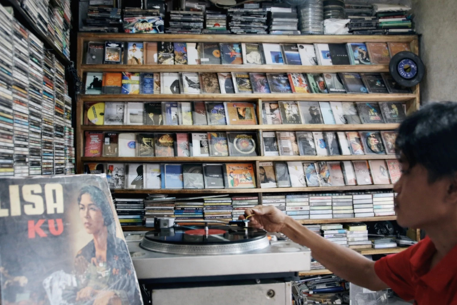 Penjual kaset dan piringan hitam di jalan Surabaya, Menteng, Jakarta