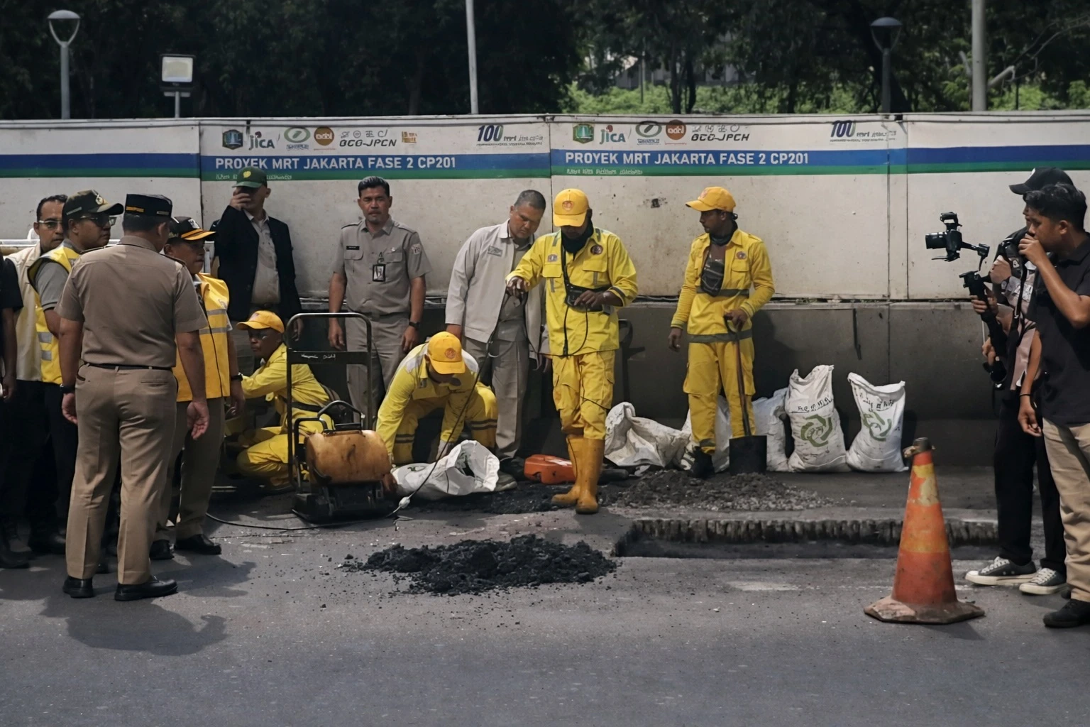Rano Karno Pastikan Jalan Rusak di Jakarta Segera Diperbaiki