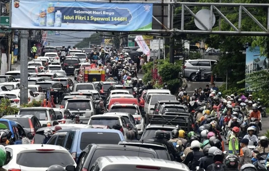 Kendaraan memadati jalur wisata Puncak di Gadog, Kabupaten Bogor, Jawa Barat