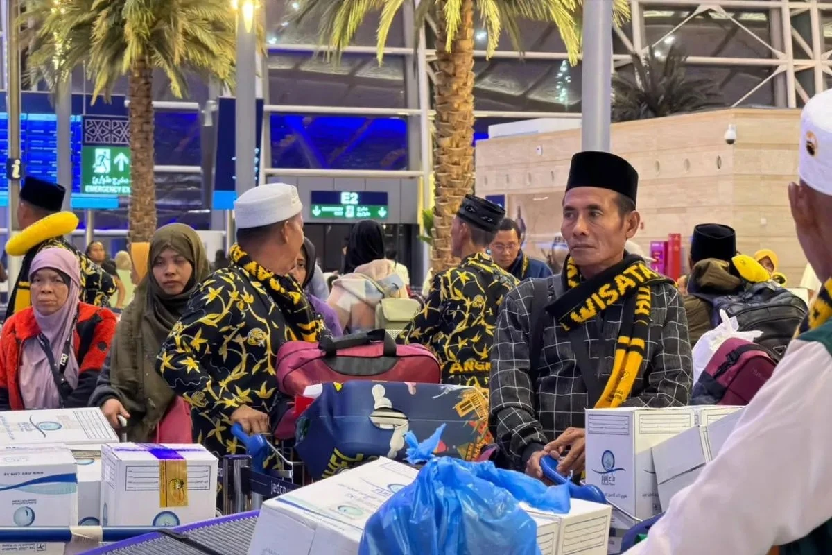 Jamaah umrah asal Indonesia menunggu di bandara di Arab Saudi untuk kembali pulang ke Tanah Air.