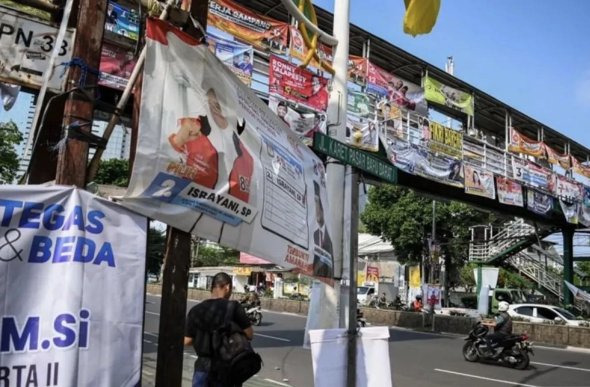 DKI Batasi Waktu Pemasangan Atribut Parpol di Jalan