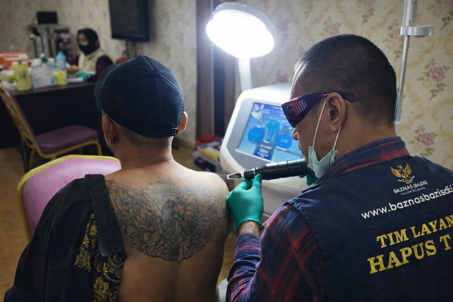 Salah satu peserta mengikuti program hapus tato