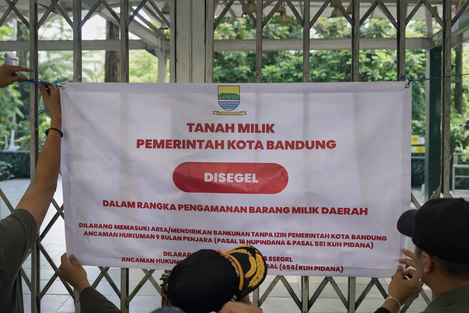 Bandung Zoo Disegel Pasca Izin Dicabut, Aset Dijaga Satpol PP 24 Jam