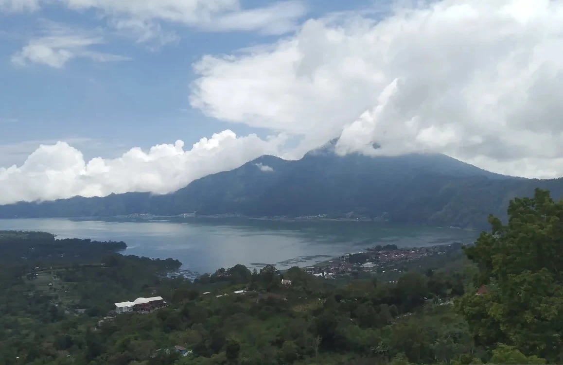 Bentang alam Danau Batur dan Gunung Abang
