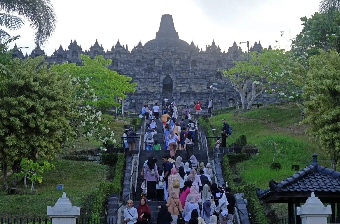 Wisatawan mengunjungi Candi Borobudur di Magelang, Jawa Tengah
