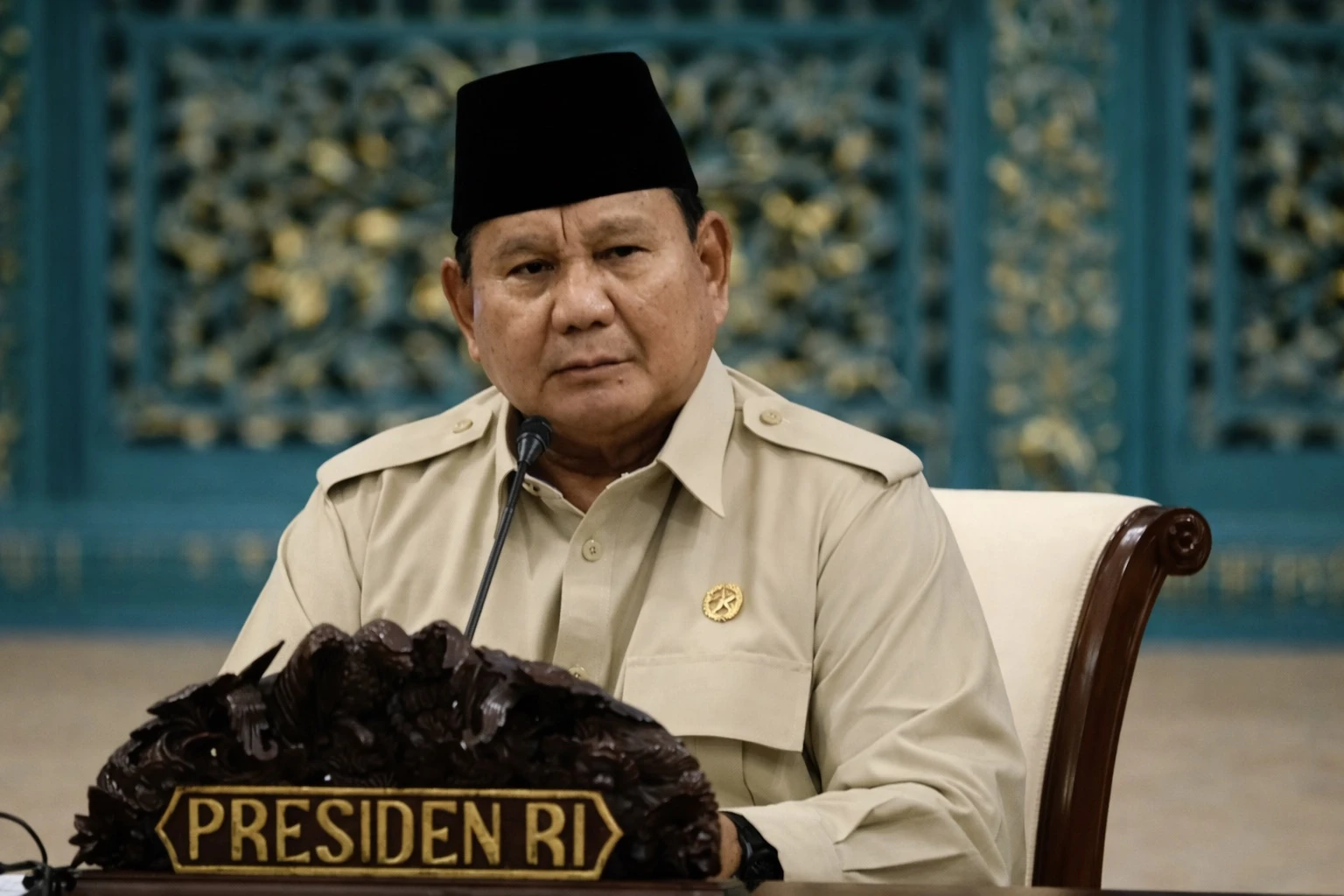 Presiden Prabowo Subianto memberikan pengantar saat acara Sidang Kabinet Paripurna di Istana Negara, Jakarta