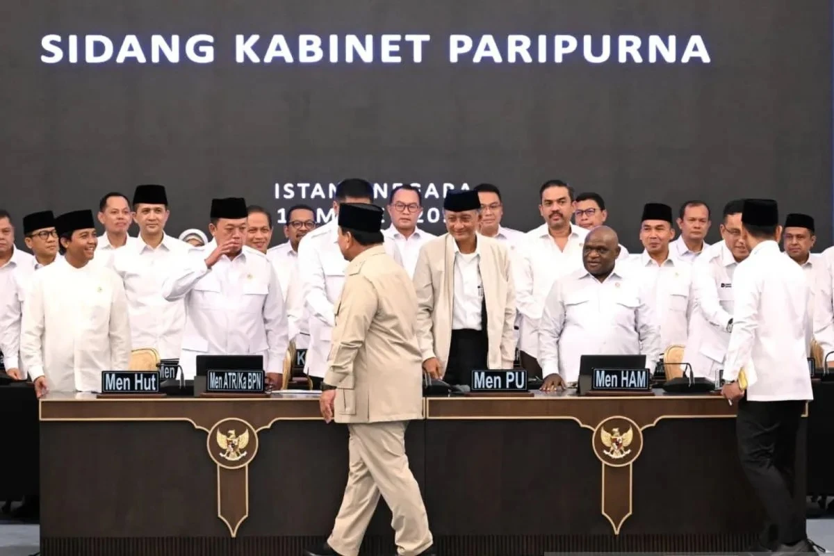 Presiden Prabowo Subianto menyalami para menteri Kabinet Merah Putih