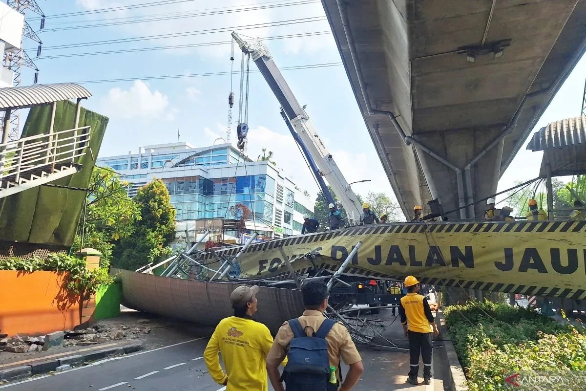 Evakuasi 12 Jam Tuntas, JPO Tendean yang Rusak Berat Rampung Dibongkar