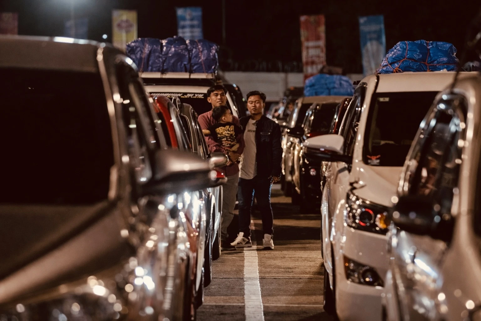 Antrean mobil pemudik yang hendak masuk ke kapal di Pelabuhan Merak, Kota Cilegon