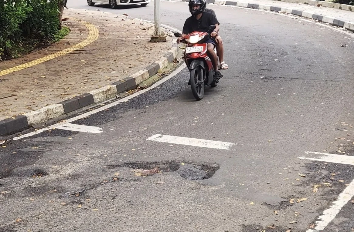 jalan rusak di jaksel