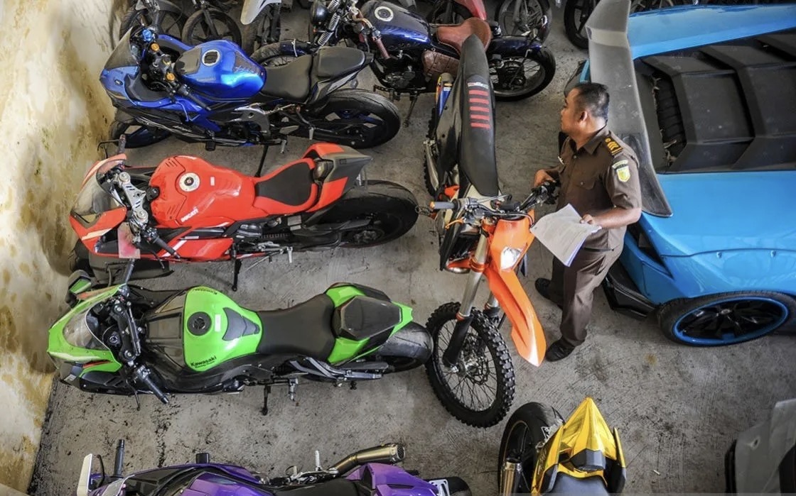 Kejagung Lelang 12 Kendaraan Mewah Milik Doni Salmanan
